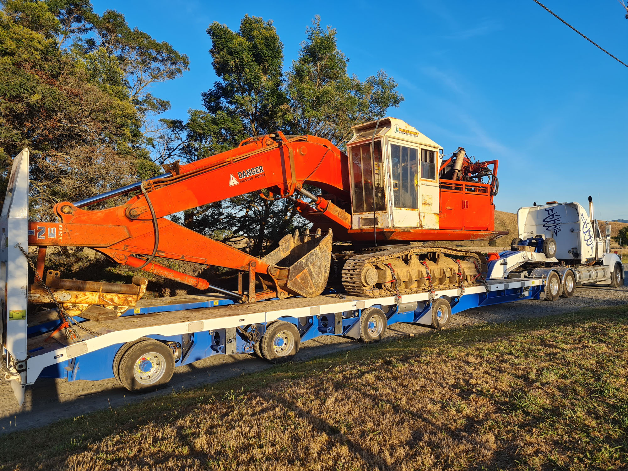 heavy-haulage-client-load-digger-18112022.jpeg